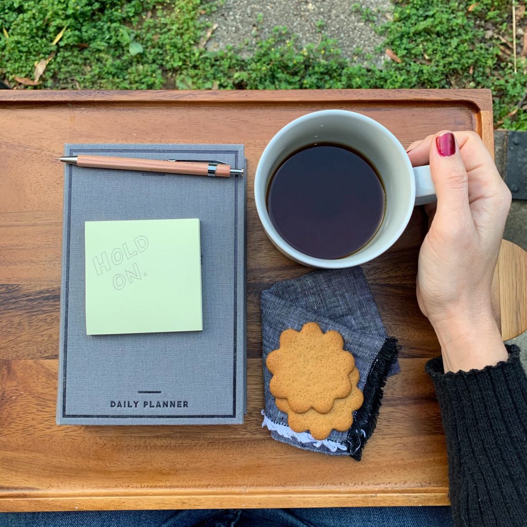 post it note that says "hold on"